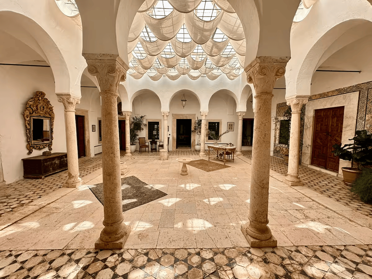 Le patio à colonnes de Dar Turki sous sa verrière voilée